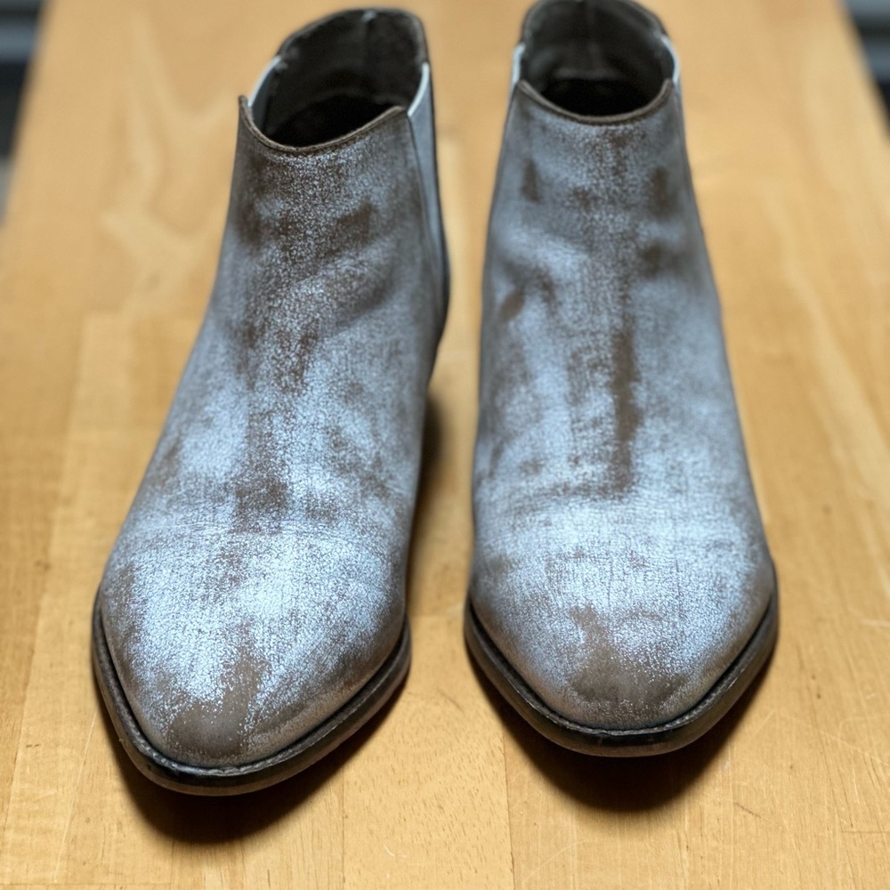 DIBA True For Real Life CUDDLE BUN Chelsea Boots 8.5 | white distressed